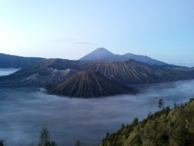 Gunung Batok, Bromo, dan Semeru dilihat dari penanjakan